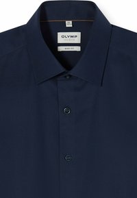 Chemise habillée pour homme bleu marine à boutons avec col pointu, étiquetée "OLYMP Level 5 Body Fit", taille 40.