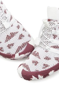 Weiße, gestrickte Sportschuhe mit einem weinroten geometrischen Muster, elastischen Schnürsenkeln, Knöchelstütze und strukturierten Sohlen für besseren Halt.