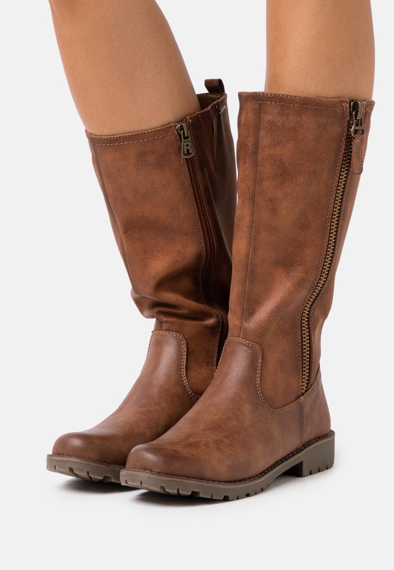Bottes montantes en cuir synthétique marron avec une fermeture éclair latérale, une finition texturée et une semelle en caoutchouc robuste pour une meilleure adhérence.