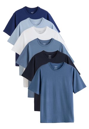 Conjunto de seis camisetas de cuello redondo en diferentes tonos de azul, blanco y negro. Fabricadas en algodón suave, con mangas cortas y un ajuste relajado.