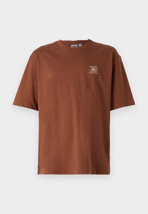 Bruin T-shirt met korte mouwen met een kleine witte koffiekopafbeelding en de tekst "Antico Caffè Milano - Roma" op de linkerborst.