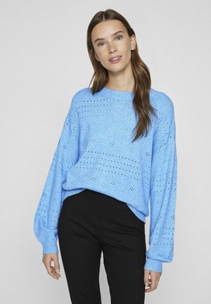 Maglione azzurro chiaro in maglia con una vestibilità comoda, caratterizzato da un motivo testurizzato di piccoli fori e polsini a coste, abbinato a pantaloni neri.