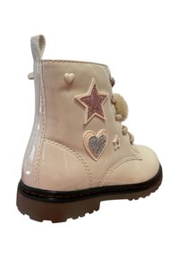 Botín infantil de tobillo, material brillante color crema, con acentos de purpurina en forma de estrellas y corazones, forrado con suave pelo, suela de goma negra.