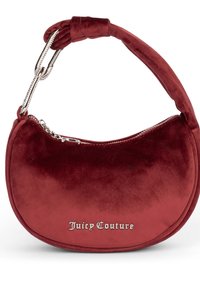 Borsa in velluto rosso a forma curva, con manico intrecciato e hardware in argento. Presenta una chiusura con zip e mostra il logo "Juicy Couture".
