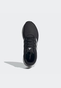Scarpa sportiva nera con tomaia in mesh, design a tre strisce bianche e suola bianca in contrasto. Presenta un colletto e una linguetta imbottiti.