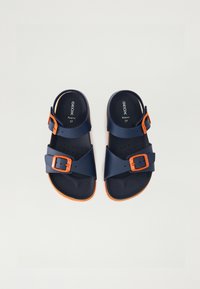 Sandaalit, joissa on tummansininen väri, kaksilla leveillä remmeillä, oransseilla solkikoristeilla, rei'itetty pohja ja oranssit kumipohjat. Merkki: GEOX Respiro.