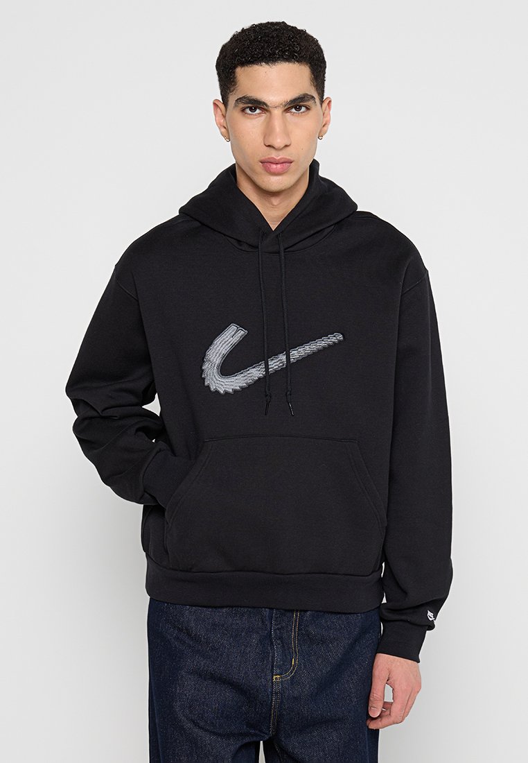 Czarna bluza z kapturem, wykonana z mieszanki bawełny, z dużym szarym haftowanym logo Nike na piersi, kieszenią kangurką i kapturem ze sznurkiem.