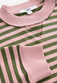 Pullover a righe con strisce alternate rosa e verdi, colletto a coste e una texture morbida con un piccolo dettaglio della tasca sul petto.