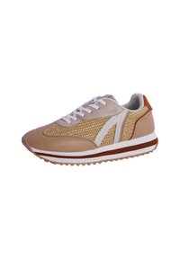 Zapatilla de color marrón claro con parte superior de tejido trenzado, acentos blancos, suela marrón y cordones planos. Cuenta con un cuello acolchado y una suela de goma.
