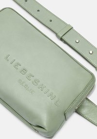 Borsa a tracolla in pelle verde con logo "LIEBESKIND BERLIN" in rilievo, texture liscia, tracolla regolabile e dettagli in metallo argentato.