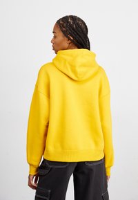Jordan Sudadera - yellow ochre/dusty peach
