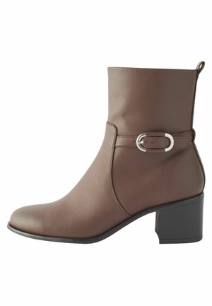 FOREVER COMFORT BUCKLE DETAIL HEELED REGULAR WIDE FIT - Klasszikus bokacsizmák - chocolate brown