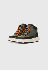 Sneakers za kostkę w ciemnozielonym i czarnym wzorze, z pomarańczowymi sznurówkami, teksturowaną cholewką, amortyzowaną podeszwą i wytrzymałym bieżnikiem.