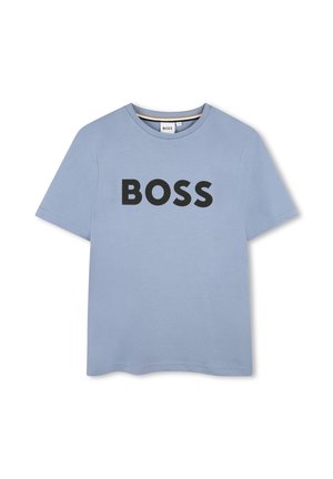 T-shirt bleu clair à manches courtes avec le texte noir "BOSS" imprimé sur la poitrine et un col rond.