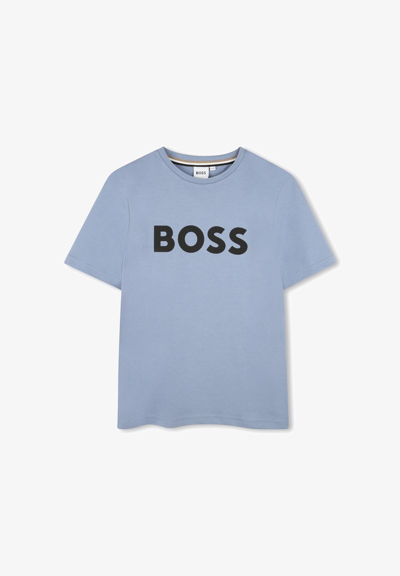 T-shirt bleu clair à manches courtes avec le texte noir "BOSS" imprimé sur la poitrine et un col rond.