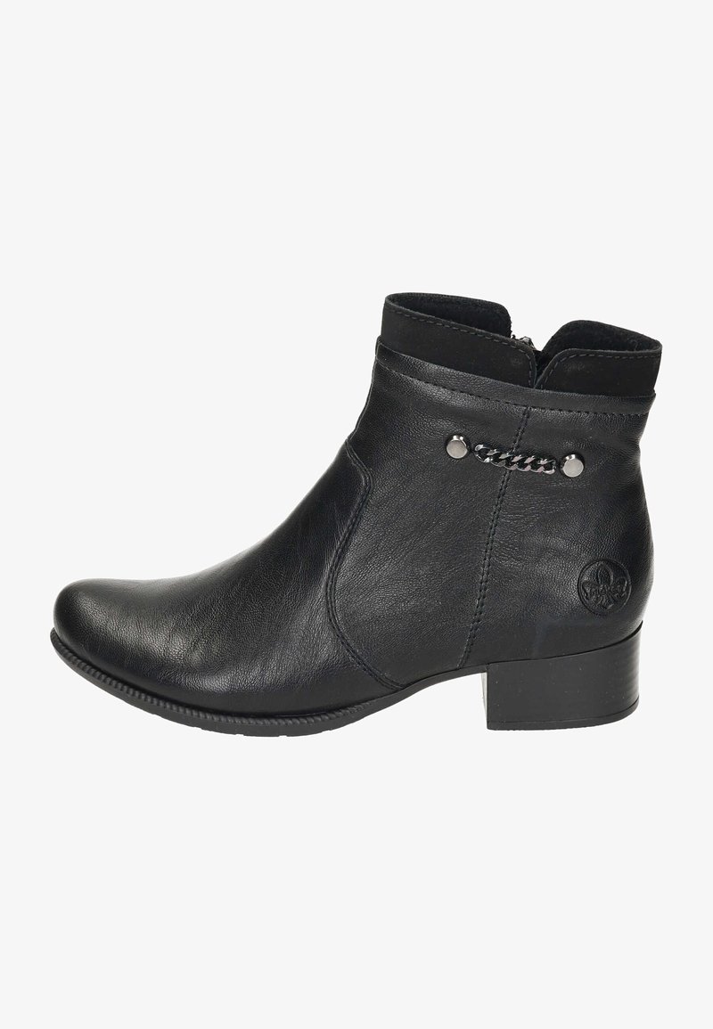 Bottine en cuir noir au design élégant, avec un bout pointu, un petit talon carré et des accents de chaîne décorative le long du côté.