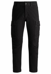 Pantaloni cargo neri con tasche laterali a pattina, bottone frontale, passanti per cintura e gamba slim dritta.