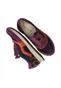 Paarse suede sneakers met oranje en bruine accenten, een gestructureerde panterprint hiel, veters en ritssluitingen, en een dikke witte rubberen zool.