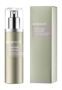 M2 Beauté nawilżający spray do twarzy w matowej, jasnozielonej butelce z srebrną pompką, oznaczony etykietą "Ultra Pure Solutions", obok pasującego opakowania pudełkowego.
