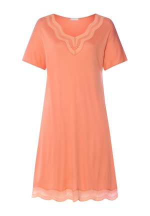 Vestido de manga corta color melocotón con escote en V y ribete de encaje en el cuello y el dobladillo. Tejido suave y diseño holgado.