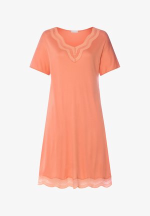 Persikanvärinen lyhythihainen mekko, jossa V-pääntie ja pitsikoristelu kauluksessa sekä helman reunoissa. Sileä kangas ja väljä istuvuus.