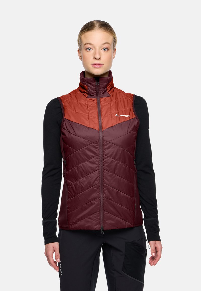 Mouwloos vest met een hoge kraag, voorzien van een kleurblokontwerp in donkerrood en bordeaux. Geweven, gegestikte chevronpatroon, voorkantsluiting met rits.