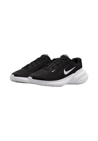 Zapatillas deportivas negras con parte superior de malla, cordones planos y acentos blancos. Diseño elegante, suela acolchada y detalle de superficie texturizada.