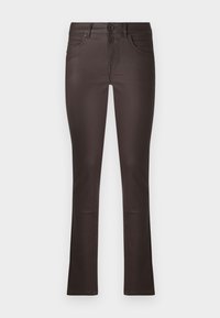 Sötétbarna, slim-fit nadrág elülső zsebekkel, övhurkokkal és két gombos záródással, fehér háttér előtt.