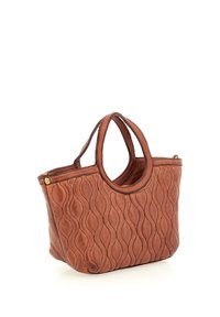 Borsa a tracolla in pelle marrone con motivo a onda curvata, due manici corti, apertura superiore e un accento decorativo con bottone dorato.