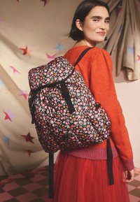 Cath Kidston UTILITY  - Turistinė kuprinė - black folding star ditsy