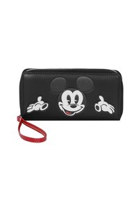 Billetera negra con cremallera, que presenta un diseño en relieve de Mickey Mouse en blanco y gris. Incluye una correa de muñeca roja. Textura suave.