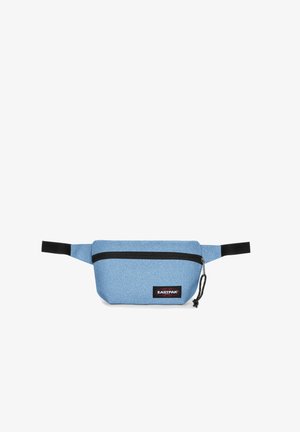 Modrý látkový bum bag s lesklým povrchem, černým zipem, nastavitelním pásem na pas a přední nášivkou s logem. Kompaktní a hladký design.