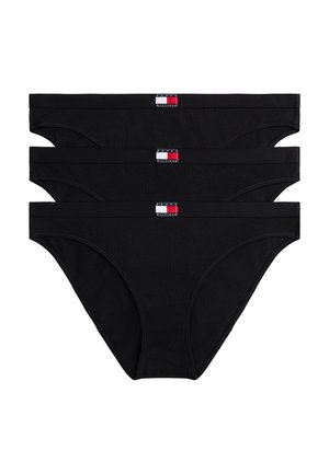 Tre sorte briefs med et lille rektangulært logo i rødt, hvidt og navy placeret midt på linningen.