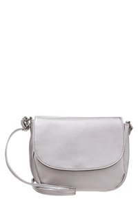 Borsa a tracolla argento realizzata in materiale sintetico liscio. Presenta una chiusura a pattina e una tracolla rimovibile. Forma compatta e rettangolare.