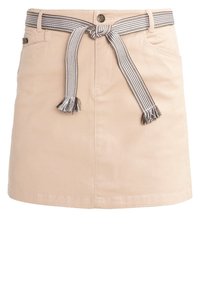 Falda de denim beige con corte recto, que cuenta con un cinturón de tela a rayas con flecos, dos bolsillos laterales y cierre frontal de botones.