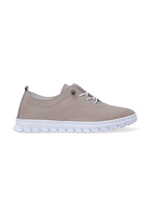 Helle graue Lederschuhe mit weißer Gummisohle. Zu den Merkmalen gehören eine Schnürung, gestickte Akzente und eine abgerundete Zehenform.