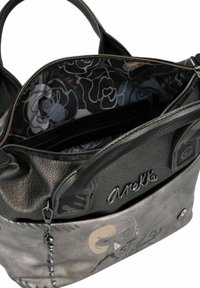 Bolso sintético gris con un interior de estampado floral, que cuenta con un cierre con cremallera, dos asas y acentos embossing en el exterior.