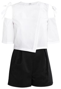 Biała bluzka na krótki rękaw z wyciętymi ramionami i kokardkami, z nakładającym się wzorem, w zestawie z czarnymi plisowanymi szortami o gładkiej fakturze.