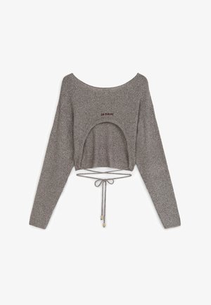 Szary, krótki sweter z długimi rękawami, z szerokim dekoltem, wycięciem, ściągaczem w talii oraz napisem "DE FLEURS" w burgundowym kolorze.