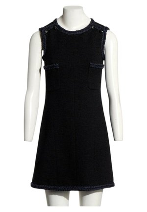 Robe noire sans manches longueur genou avec deux poches sur le devant et finition texturée sur l'encolure, les emmanchures et l'ourlet sur un mannequin blanc.