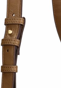 Cintura in pelle marrone con texture liscia, caratterizzata da borchie metalliche e dettagli di cucitura. Lunghezza regolabile con diversi fori per la fibbia.