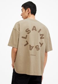 AllSaints TIERRA CREW - Camiseta estampada - acre brown