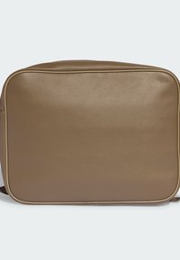 Rjava usnjena torba z gladko teksturo, kvadratno obliko in svetlim kontrastnim robom. Na vrhu je zadrga za zapiranje.