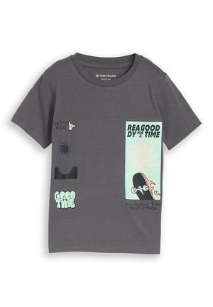 T-shirt gris foncé à manches courtes avec des motifs skateboard et des textes comprenant "PRÊT POUR UN BON MOMENT", "ALLONS-Y" et "SUR TOUT LE SKATEPARK."