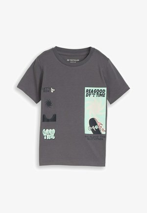 Donkergrijs T-shirt met korte mouwen met skateboard- en tekstgrafieken, waaronder "KLAAR VOOR EEN GOEDE TIJD", "LATEN WE RIJDEN" en "HELAAS LANGS HET SKATEPARK."