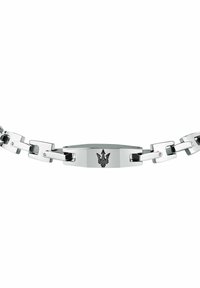 Bracciale in metallo argentato con maglie lucide, caratterizzato da una placca rettangolare centrale e dettagli con emblema nero. Texture liscia.
