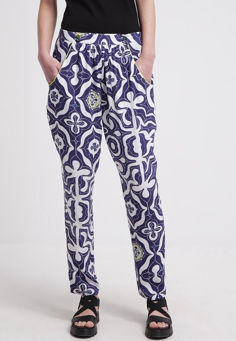 Lätta, mönstrade byxor i marinblått och vitt med gröna accenter. Har elastisk midja, fickor och en lös passform.