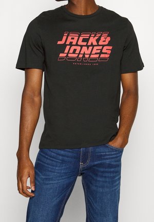 Schwarzes Baumwoll-T-Shirt mit einem auffälligen roten Grafikdruck, der "JACK & JONES" in fett schreibt, sowie einem runden Halsausschnitt und kurzen Ärmeln.