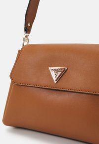 Guess SORA GFRIEND FLAP SHOULDER BAG - Rankinė - cognac