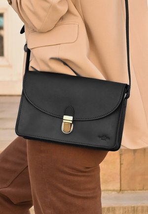 Schwarze Leder-Crossbody-Tasche mit abgerundetem Klappe, goldfarbener Hardware-Verschluss und geprägtem Logo. Glatte Textur; kompaktes Design.